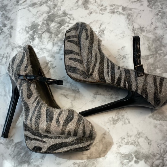Breckelles Nikki-15 Fuzzy Gray & Black Zebra Tiger Platform 4 in Heels size 6.5 - Picture 11 of 14